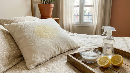 Coussin jauni : les astuces de grand-mère pour le reblanchir - Maison Coussin