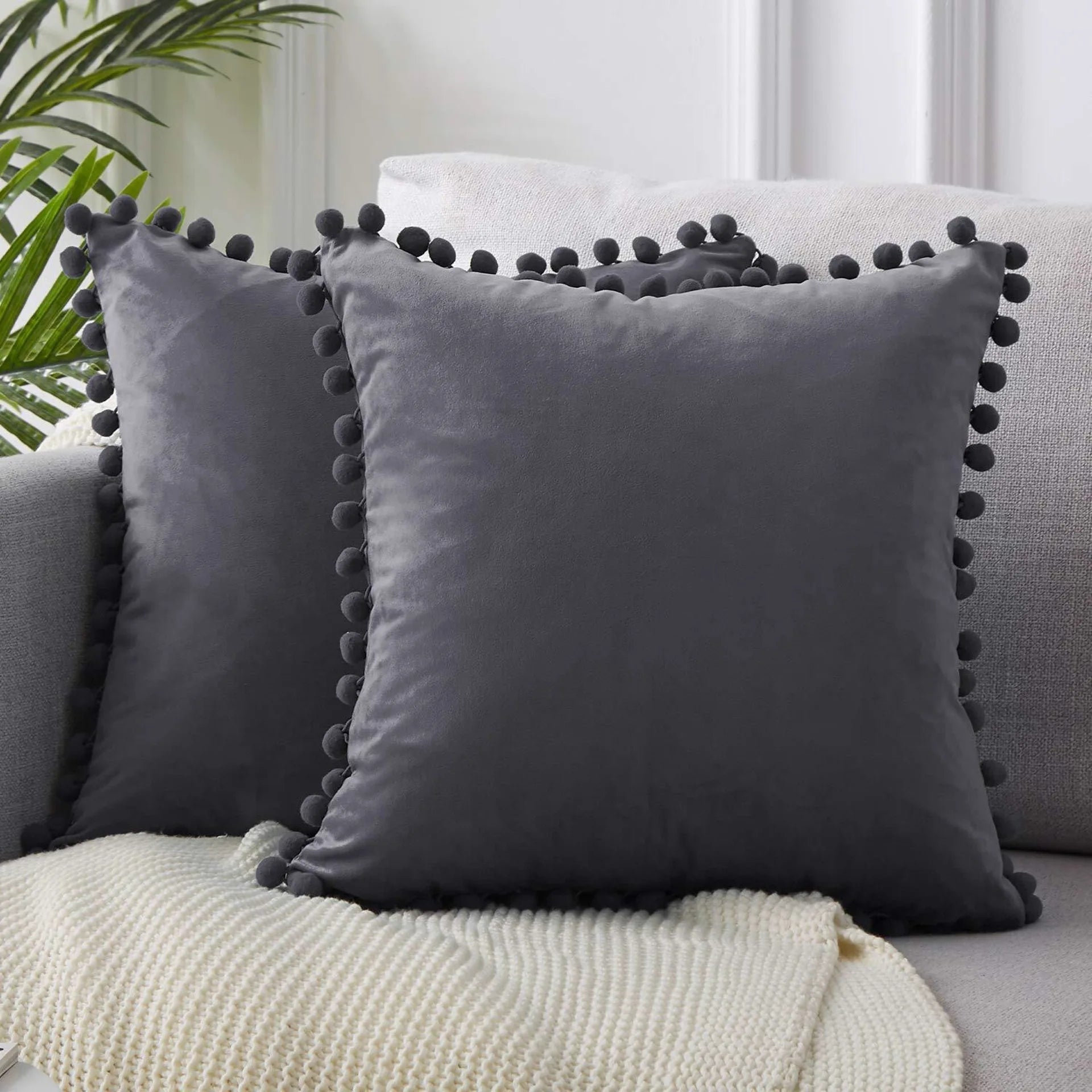 Housse De Coussin Velours Pompons Gris Foncé - Maison Coussin